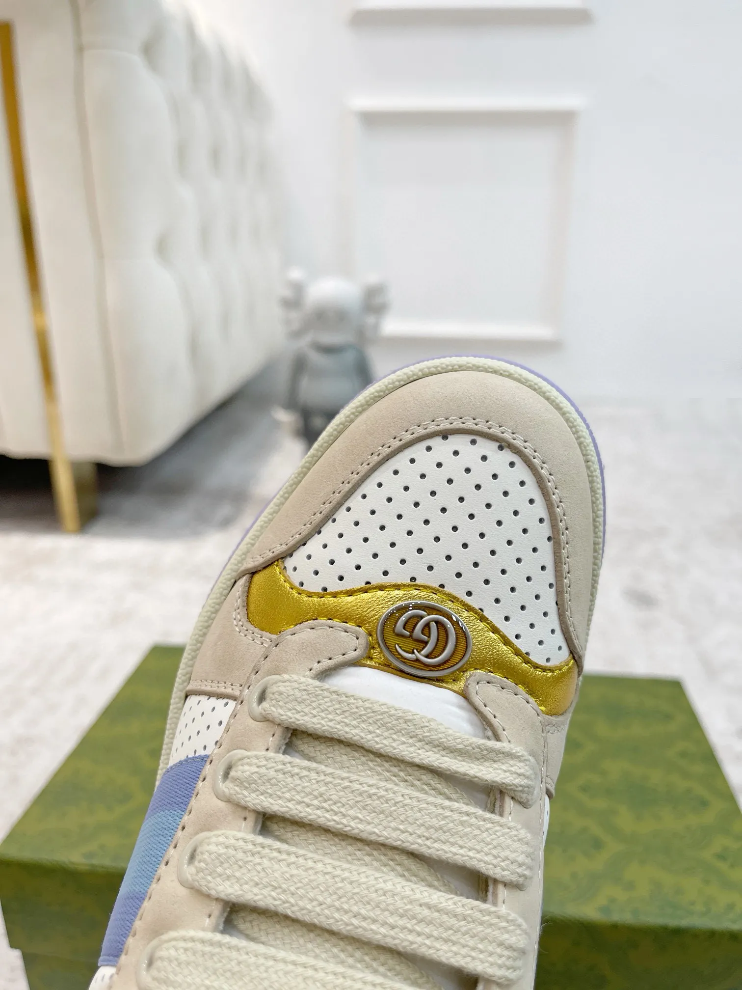 Ex-factory price: 540💰 GUCCI Gucci's newly upgraded back cover lining, top-notch old dirty shoes, classic casual sports shoes for couples, retro sneakers and old G family dirty shoes, updated at the counter simultaneously! ①The shoe upper has the same water-based edge coating process as the original version⚠️The ordinary oil edges on the market have a strong glue feel and are easy to fall off! Grade A first-layer nubuck leather (with pores)/matching computer embroidered double G cloth, high-density terry velvet lining. ② A PVC transparent small round mark sealing line is added to the details of the midsole. The mold is opened six times and the jewelry craftsmanship is used to customize the two-color double G buckle, striving to be the same as the original version. A pair of buttons is more than three times more expensive than ordinary buckles on the market. ③An old two-color washable label, the chip is placed on the outer waist of the right foot, the entire shoe is completely hollowed out with rubber technology, TUP material (rubber to distinguish the market) with the latest green packaging from the counter, 3D printed handbag, and a pair of shoelaces. There is no pressure when entering and exiting the counter. You can buy a 1:1 accurate replica of the original version and modify and upgrade it repeatedly. The details are perfectly restored, the materials are all customized, and they are truly top-notch. Please look at the details clearly to identify the quality. Upper: First-layer frosted cowhide/embroidered double G cloth. Lining: original high-density velvet lining. Foot pads: original pearlescent sheepskin. Outsole: private molded vacuum TPU material. Packaging: original top-grade full set packaging at the counter. Shoe size: women's size 35-40, men's size 39-44 (men's size 38, 45🉑️customized, non-returnable)